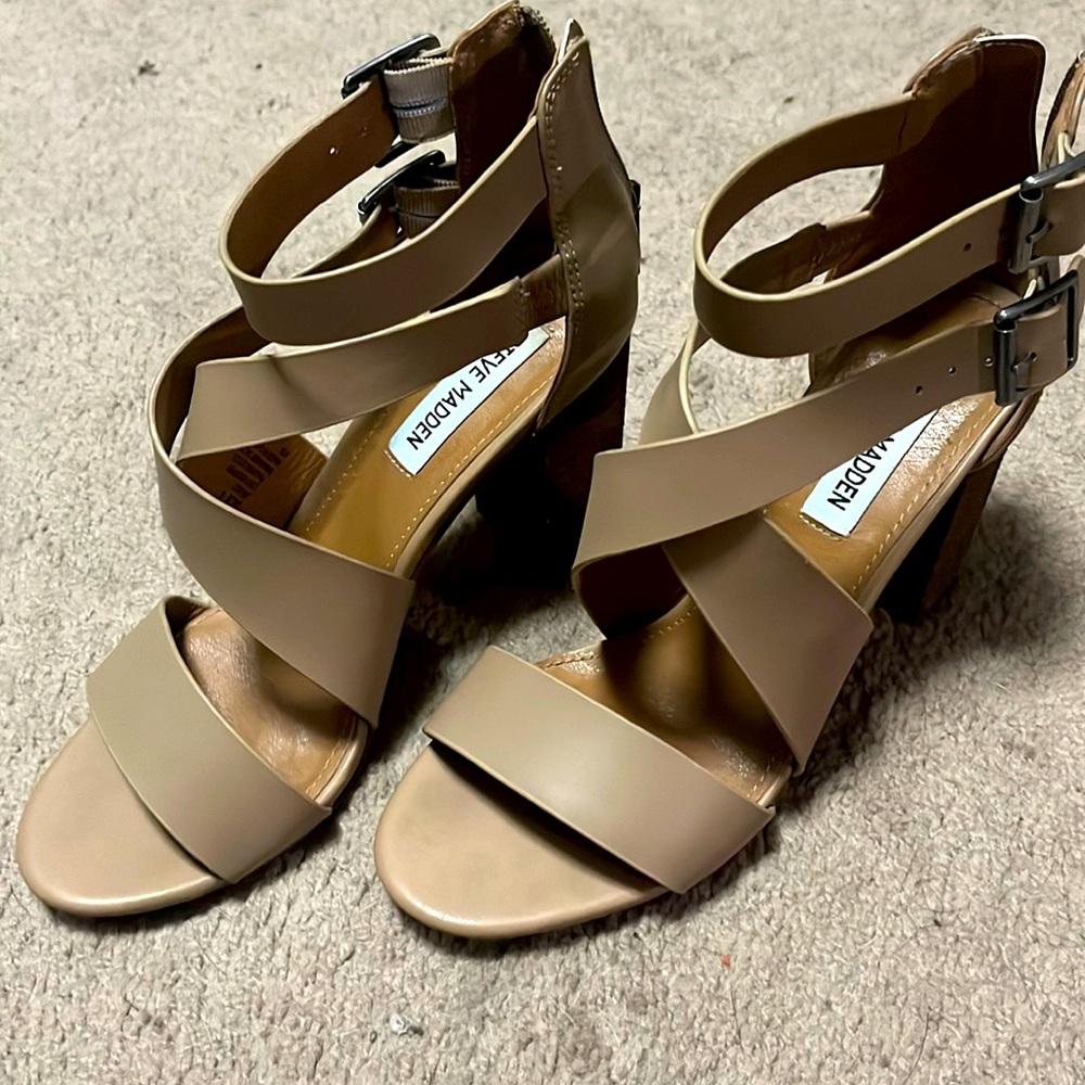 Never worn. STEVE MADDEN 8 tan strappy sandals